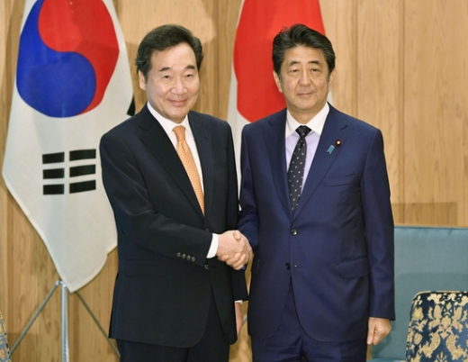 이낙연 국무총리(왼쪽)와 아베 신조 일본 총리가 24일 일본 도쿄 총리관저에서 열린 회담에 앞서 악수를 나누고 있다. /사진= 로이터