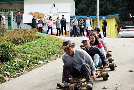 24일 서울 염경초 학생들이 경기도 양평 질울고래실마을에서 나무씽씽이타기 체험을 하며 즐거운 한때를 보내고 있다./사진제공=농어촌공사  