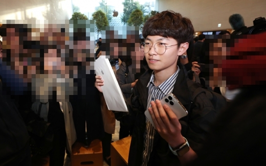 25일 오전 서울 강남구 가로수길 애플스토어에서 1호 고객 송영준 군이 제품을 들고 기념촬영을 하고 있다. /사진=뉴시스