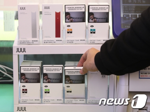 서울의 한 편의점에 액상형 전자담배가 전시돼 있다. /사진=뉴스1 