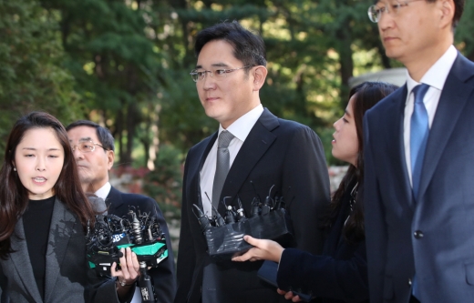 이재용 삼성전자 부회장이 25일 오전 서울 서초구 서울중앙지방법원에서 '국정농단' 사건과 관련 파기환송심 1차 공판을 위해 출석하고 있다. / 사진=뉴시스 김선웅 기자