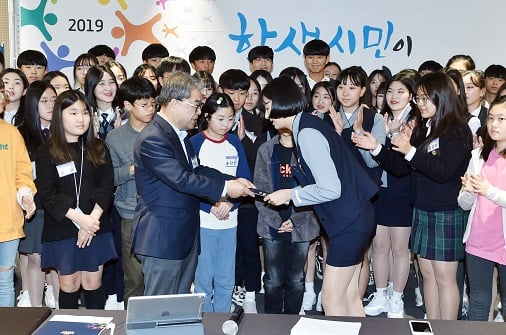 24일 이재정 교육감이 ‘2019 지역 학생대표와 함께하는 교육정책 토론회’에 참석에 대화를 나누고 있다. / 사진제공=경기도교육청
