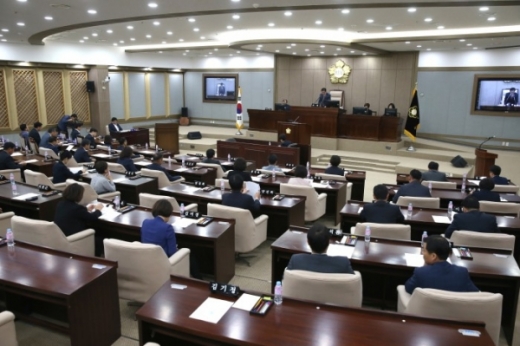 수원시의회는 지난 24일 '군용비행장·군사격장 소음방지 및 피해보상에 관한 법률안’이 국회 법제사법위원회 전체회의를 통과한 것에 대해 이를 환영한다는 입장을 밝혔다. / 사진제공=수원시의회