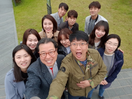3·3·3 핵심인재 역량강화교육에서 공무원들과 촬영을 하고 있는 조광한 남양주시장. / 사진제공=남양주시