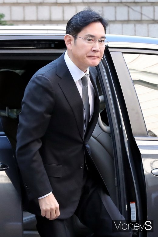 [머니S포토] 이재용 부회장, 파기 환송심 첫 공판 출석