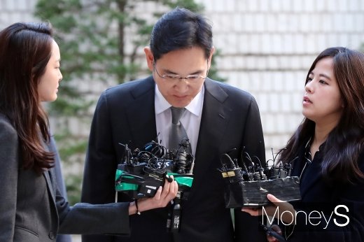 [머니S포토] 고개 숙인 이재용 삼성전자 부회장