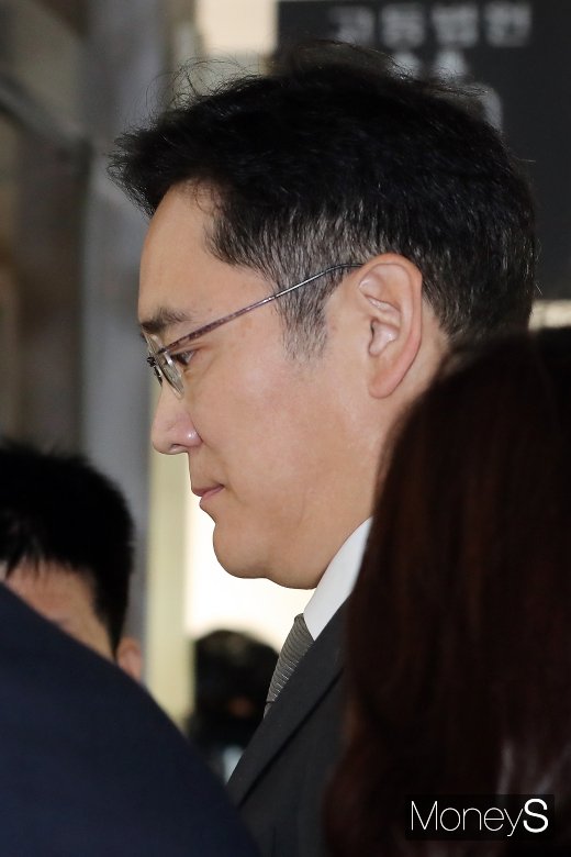 [머니S포토] 법정 들어서는 이재용 부회장