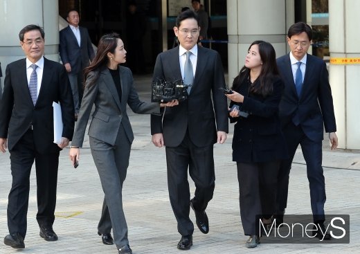 [머니S포토] 파기환송심 첫 공판 마친 이재용