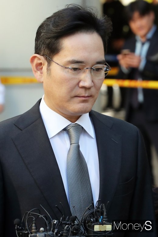[머니S포토] 취재진 질문에 답 없는 이재용 부회장