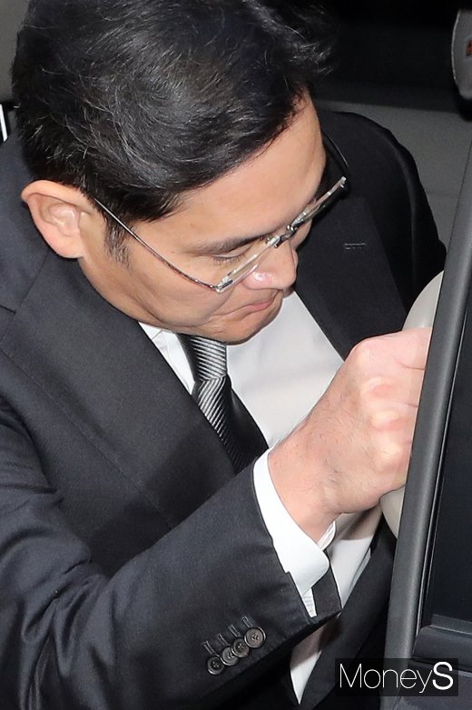 [머니S포토] 첫 공판 끝낸 이재용, 말 없이 승차
