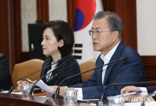 유은혜 사회부총리 겸 교육부장관(왼쪽) 문재인 대통령. /사진=뉴시스   