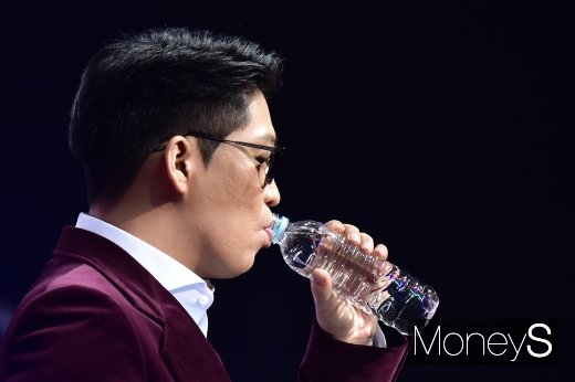 [머니S포토] 갈증 푸는 MC몽