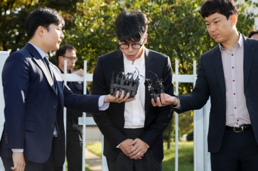 변종 대마를 흡인하고 밀반입한 혐의로 구속 기소된?CJ?그룹 장남 이선호씨가 24일 오후 인천 미추홀구 인천지방법원에서 열린 1심 선고공판에서 집행유예를 선고 받은 뒤 구치소를 나와 취재진의 질문에 답하고 있다./사진=뉴시스