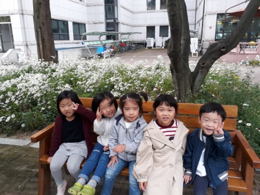 어린이들이 안산시청사에 활짝 핀 가을꽃을 배경으로 사진촬영했다. / 사진제공=안산시