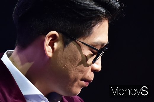 가수 겸 작곡가 MC몽이 지난 25일 서울 광진구 YES24 라이브홀에서 단독 콘서트를 앞두고 음감회를 개최, 포토타임을 가졌다. /사진=임한별 기자