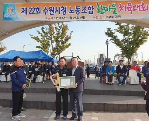 이범선 수원시 환경국장(오른쪽)이 모범 환경관리원 표창장을 전달한 후 기념촬영을 하고 있다. / 사진제공=수원시