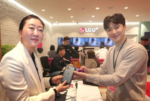 LG유플러스 PS부문 마케팅그룹장 김새라 상무가 U+Apple 매니아로 선정된 고객에게 아이폰11을 전달하고 있다. /사진=LG유플러스