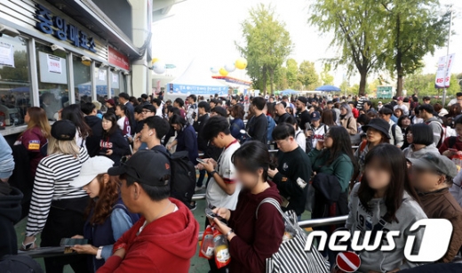 키움 히어로즈와 두산 베어스의 한국시리즈 1차전 경기가 열린 지난 22일 서울 잠실야구장 매표소에 야구팬들이 몰려있다. /사진=뉴스1