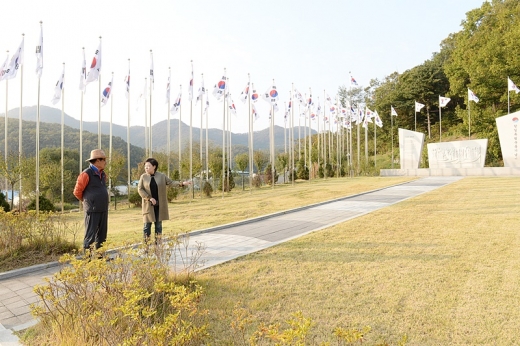 파주시의회 윤희정 시의원(오른쪽)이 광탄면 발랑리 태극기 게양대 설치 후 방문해 관계자와 이야시를 나누고 있다. / 사진제공=파주시의회 