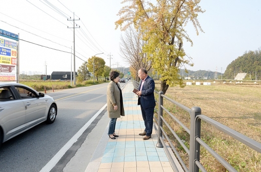파주시의회 윤희정 시의원(왼쪽)이 조리 인도 설치 공사현장을 방문해 이종칠 조리읍장과 이야기를 나누고 있다. / 사진제공= 파주시의회