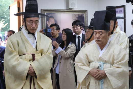 박정희 전 대통령 추도식에 참석한 장세용(왼쪽) 구미시장. /사진=뉴스1 정우용 기자