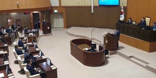 지난 23일 진주시의회 본회의 시정질문답변. 류재수 의원이 조규일 시장을 상대로 진주시 개발행위 ‘경사도 제한’ 관련해 질문을 하고 있다./ 사진=진주시의회 제공