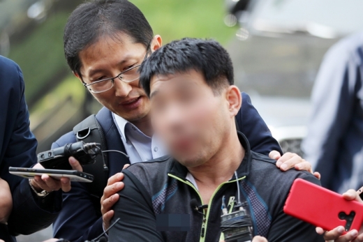 화성연쇄살인 8차 사건으로 복역후 출소한 윤모씨(52)가 참고인 조사를 받기 위해 경기남부지방경찰청 광역수사대에 출석한 후 취재진의 질문에 답변하고 있다. /사진=뉴스1