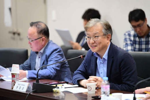 당정협의회에서 발언중인 권칠승 국회의원./ 사진제공=화성시