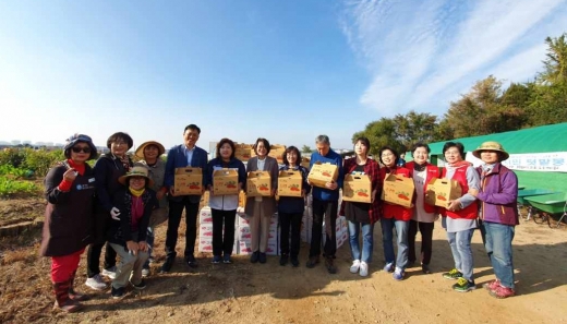 도시농부학교 수료식 기념촬영 모습. / 사진제공=화성시
