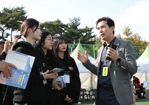 학생동아리 축제에 참여한 청소년들과 대화하고 있는 서철모 화성시장. / 사진제공=화성시