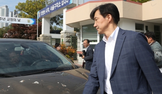 조국 전 법무부장관이 부인 정경심 동양대 교수의 접견을 마치고 돌아서고 있다. /사진-뉴스1