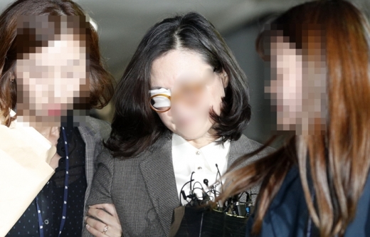 정경심 동양대 교수가 23일 오후 서울 서초구 중앙지방법원에서 구속 전 피의자심문(영장실질심사)을 마친 뒤 이동하고 있다. /사진=뉴스1