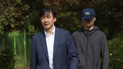 조국 전 법무부 장관과 아들이 24일 오전 경기 의왕시 서울구치소를 나서고 있다. /사진=뉴스1