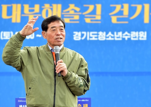 시민 2천여명과 함께한 ‘제4회 전국 대부해솔길 걷기축제’ 성료(윤화섭 안산시장이 26일 열린 '제4회 전국 대부해솔길 걷기축제'에 참석해 인사말을 하고 있다). / 사진제공=안산시