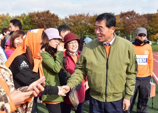 시민 2천여명과 함께한 ‘제4회 전국 대부해솔길 걷기축제’ 성료(윤화섭 안산시장이 26일 열린 '제4회 전국 대부해솔길 걷기축제'에 참석해 참가자들과 반갑게 인사하고 있다). / 사진제공=안산시