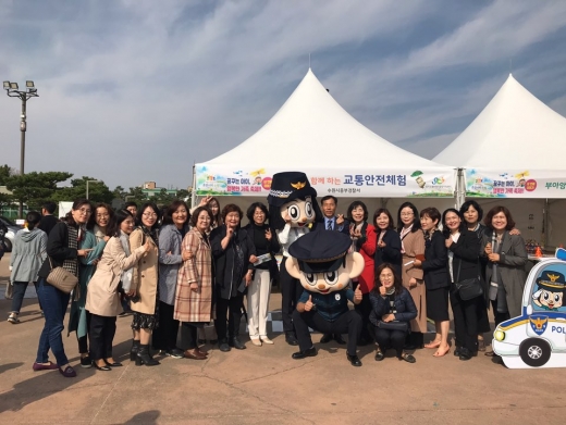 권찬호 수원시 복지여성국장(뒷줄 오른쪽 8번째)을 비롯한 수원시 관계자들이 ‘제4회 꿈꾸는 아이! 행복한 가족축제’에서 기념촬영을 하고 있다. / 사진제공=수원시