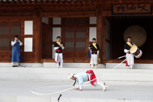 지운하 명인의 상모돌리기./ 사진=산청군 제공.