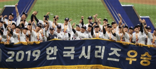 두산 베어스 선수들이 시상식에서 셀카 세리머니를 하고 있다. /사진=뉴스1