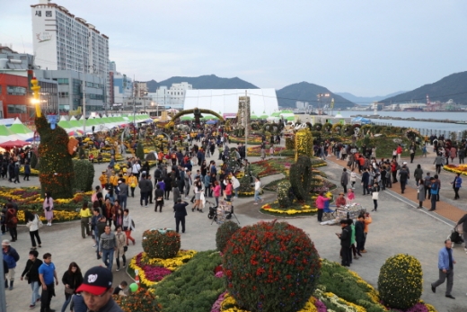 형형색색으로 활짝 핀 국화 화분 13만 6000여개로 만든 9500여개 작품이 마산만을 배경으로 축제장을 가득 채워 관광객들의 눈길을 사로잡고 있다./ 사진=창원시 제공.