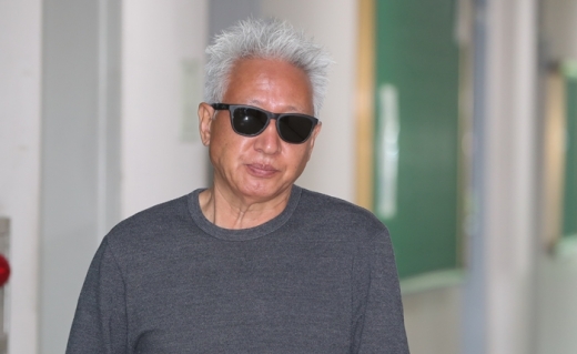 류석춘 연세대학교 사회학과 교수가 강의를 위해 교수연구실을 나오고 있다. /사진=뉴스1