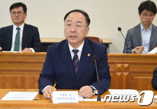홍남기 부총리가 25일 대외경제장관회의 참석한 모습. /사진=뉴스1