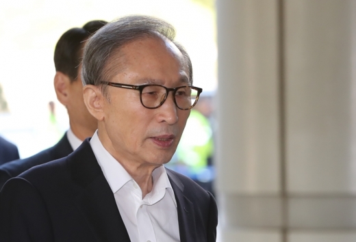 이명박 전 대통령이 서울 서초구 서울고등법원에서 열린 특정범죄 가중처벌 등에 관한 법률 위반 항소심 공판기일에 출석하고 있다. /사진=뉴스1