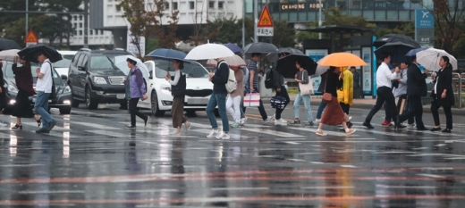 서울 용산역 앞에서 우산을 쓴 시민들이 이동하고 있다. /사진=뉴스1
