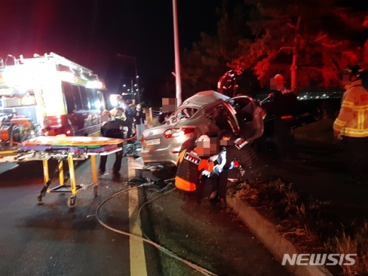 중학생 몰던 승용차 사고 장면. /사진=뉴시스(울산소방본부 제공)     