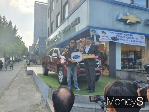 (오른쪽부터)카허 카젬 한국지엠 사장과 개그맨 윤택. 콜로라도 1호차 출고 기념행사. /사진=이지완 기자