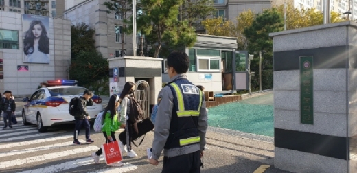 달아난 멧돼지 1마리를 추적중에 있어 만약을 대비해 인근 초등학교 학생 등교길에  경찰이 집중 배치됐다./사진=부산경찰청