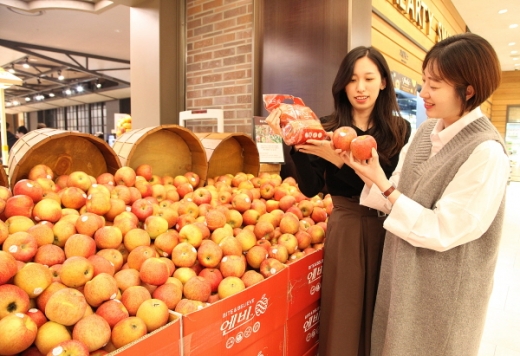 신세계센텀시티에서 선보이고 있는 엔비사과./사진제공=신세계센텀시티