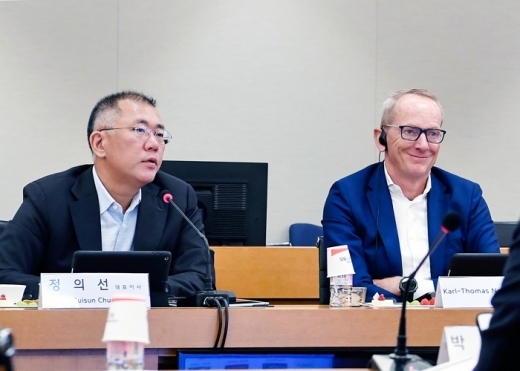 (왼쪽부터)정의선 현대자동차그룹 수석부회장, 칼 토마스 노이먼 현대모비스 사외이사. /사진=현대모비스