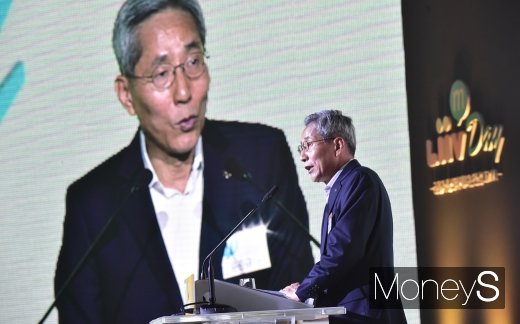 [머니S포토] 윤종규 KB 회장, 리브모바일 오픈 인사말