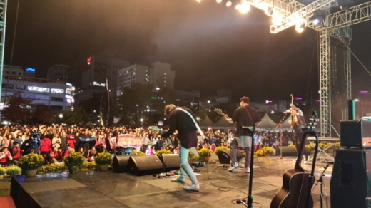 제7회 생태하천 학습문화축제의 마지막 순서인 '정관파워콘서트'에서 YB가 공연의 피날레를 장식했다./사진=곽일주 기자